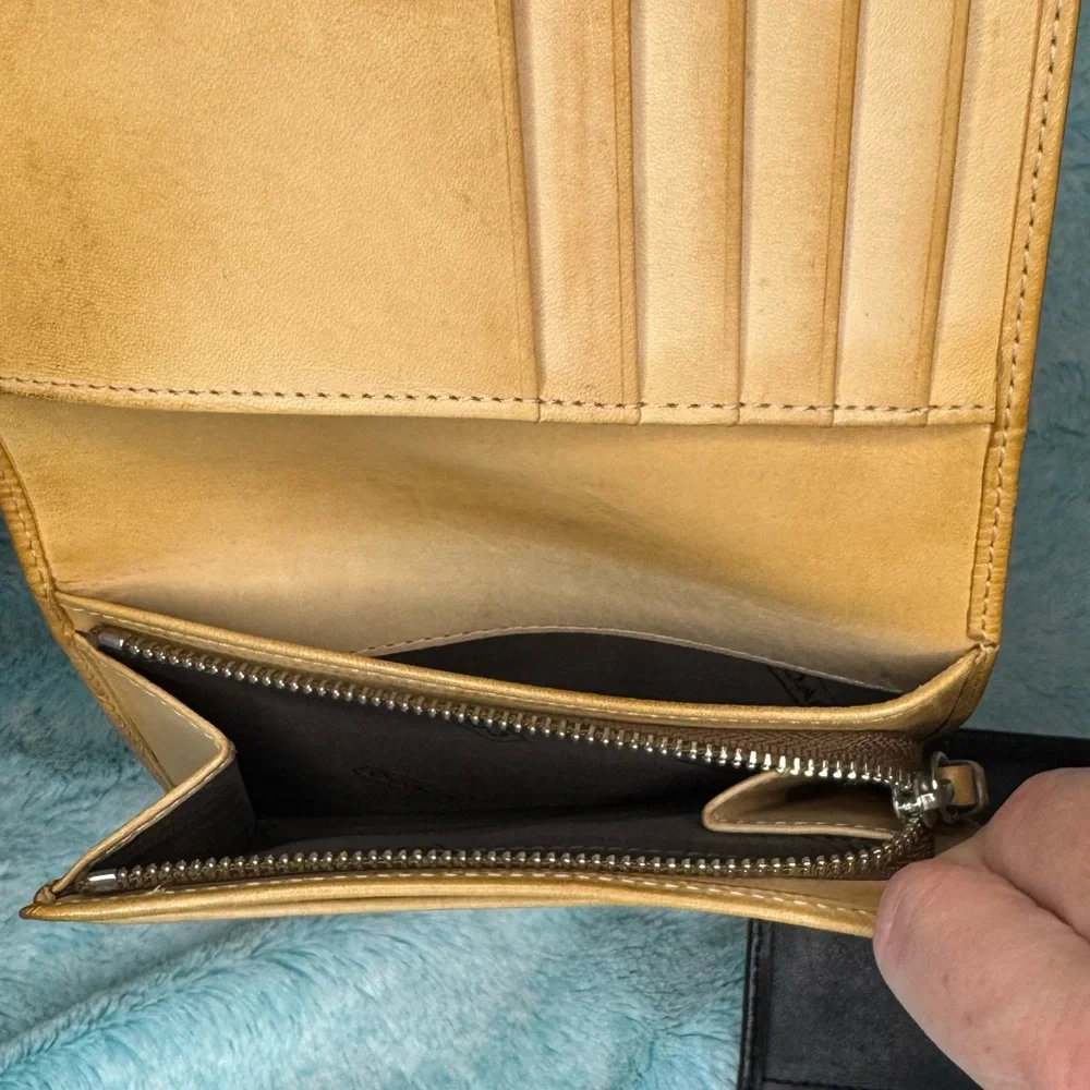 Two (2) Vintage Coach signature Wallets, black & grey and brown & tan 1 dust bag - Picture 8 of 15